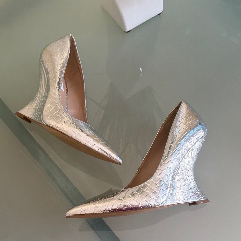 Steve Madden Silver Heels Croc-Embossed Wedge Heels size 8